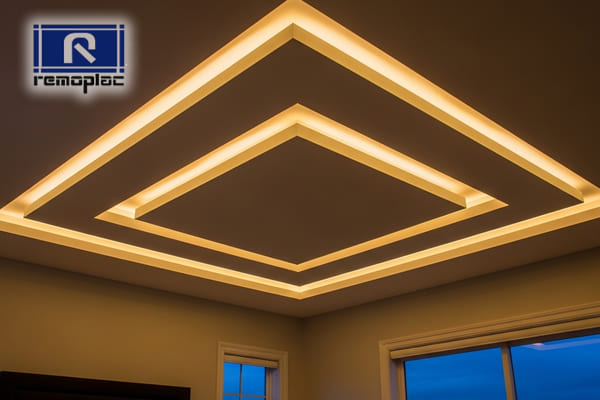 Detalhe de sanca invertida em forro de gesso acartonado com iluminação indireta em LED, executada pela Remoplac.